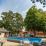 Bl Garden Panzió Bed and breakfast 4*