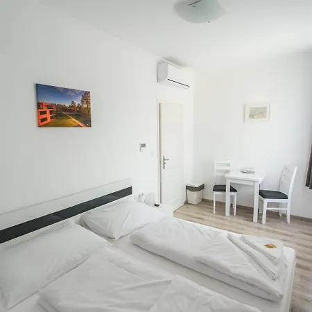 Bed & Breakfast Bl Garden Panzio Balatonlelle